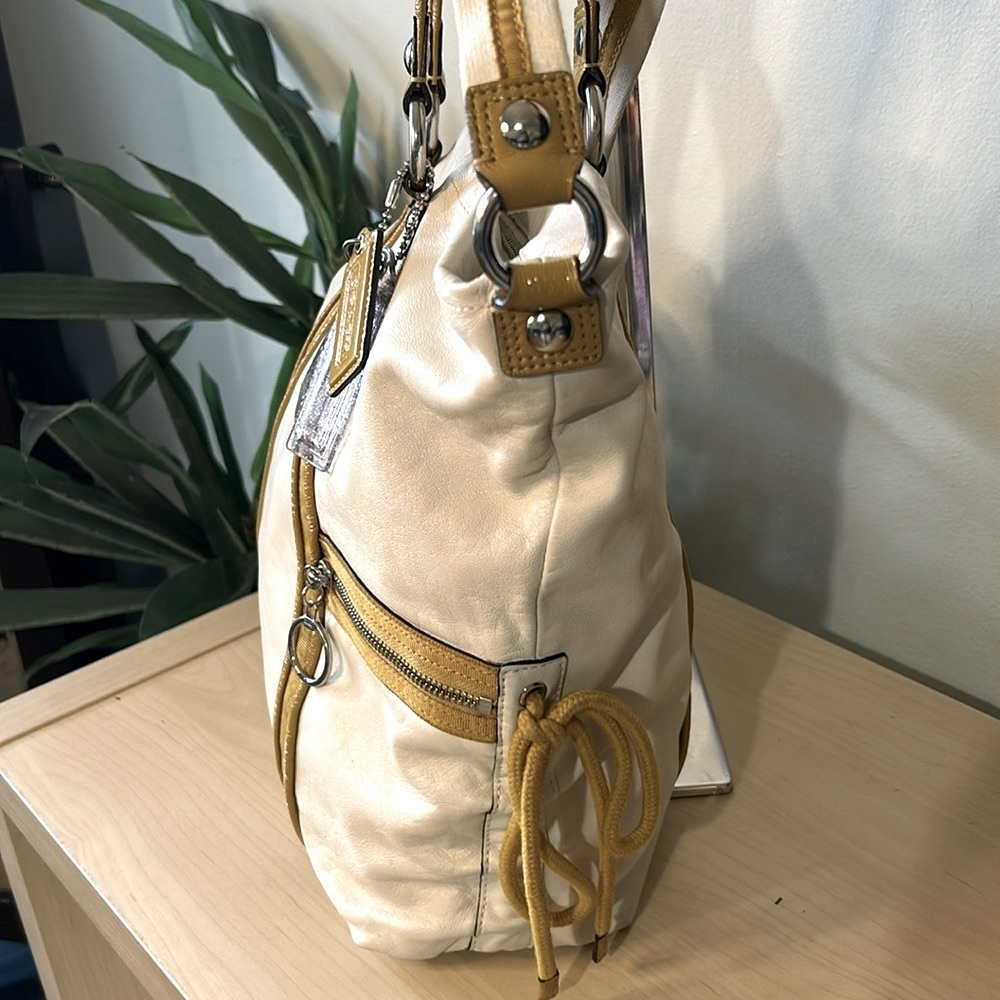 Y2K Poppy Collection Coach White Leather and Gold Tote Bag - Picture 5 of 11